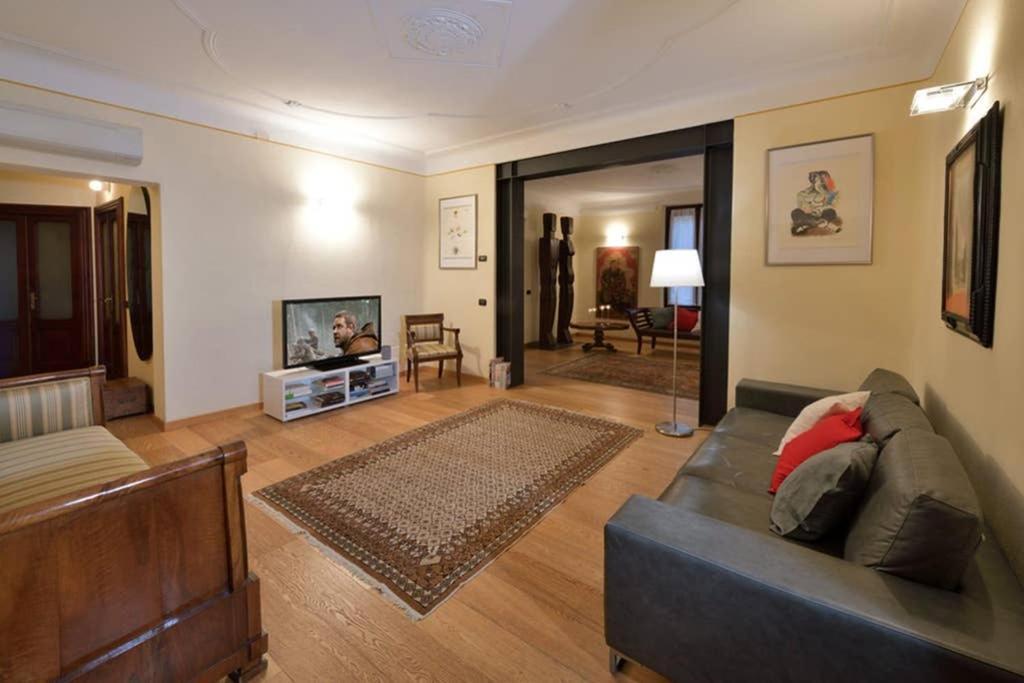 C-Rooms, Residenza Correggio 帕爾馬 外观 照片